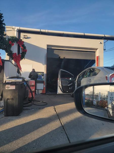 Johnnie's Car Wash on Oak