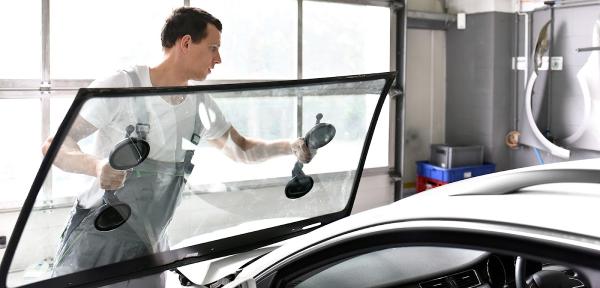 Chicago Auto Glass & Windshield Replacement Specialist