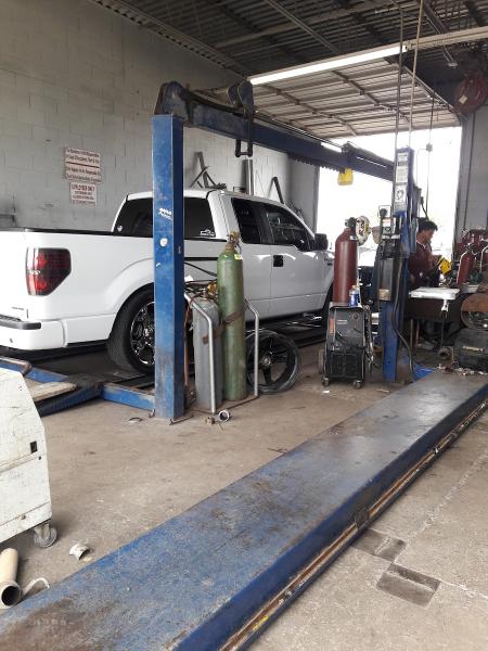 El Monito Muffler Shop