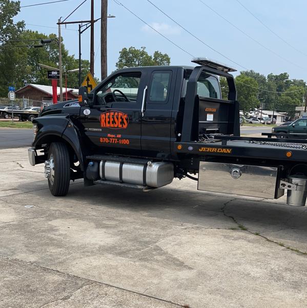 Reese's Towing and Auto Repair 24 Hour Towing