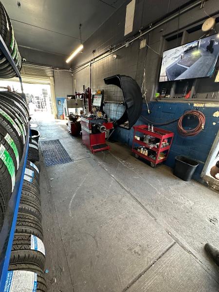 Lara Tires #2 / Llantera